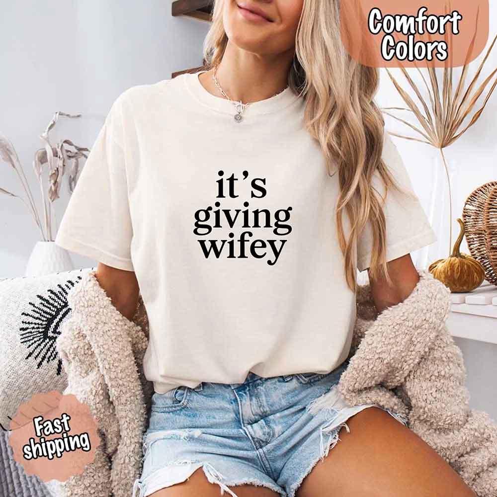 It’s Giving Wifey Tee