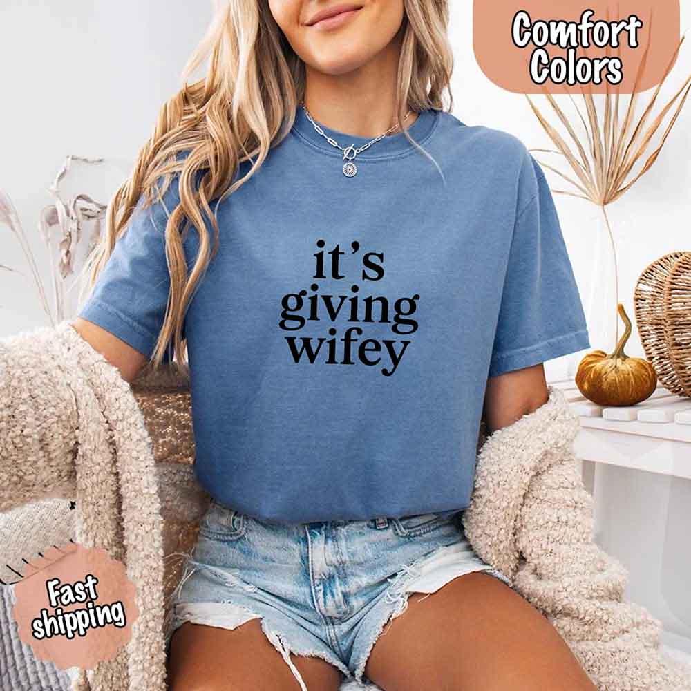 It’s Giving Wifey Tee