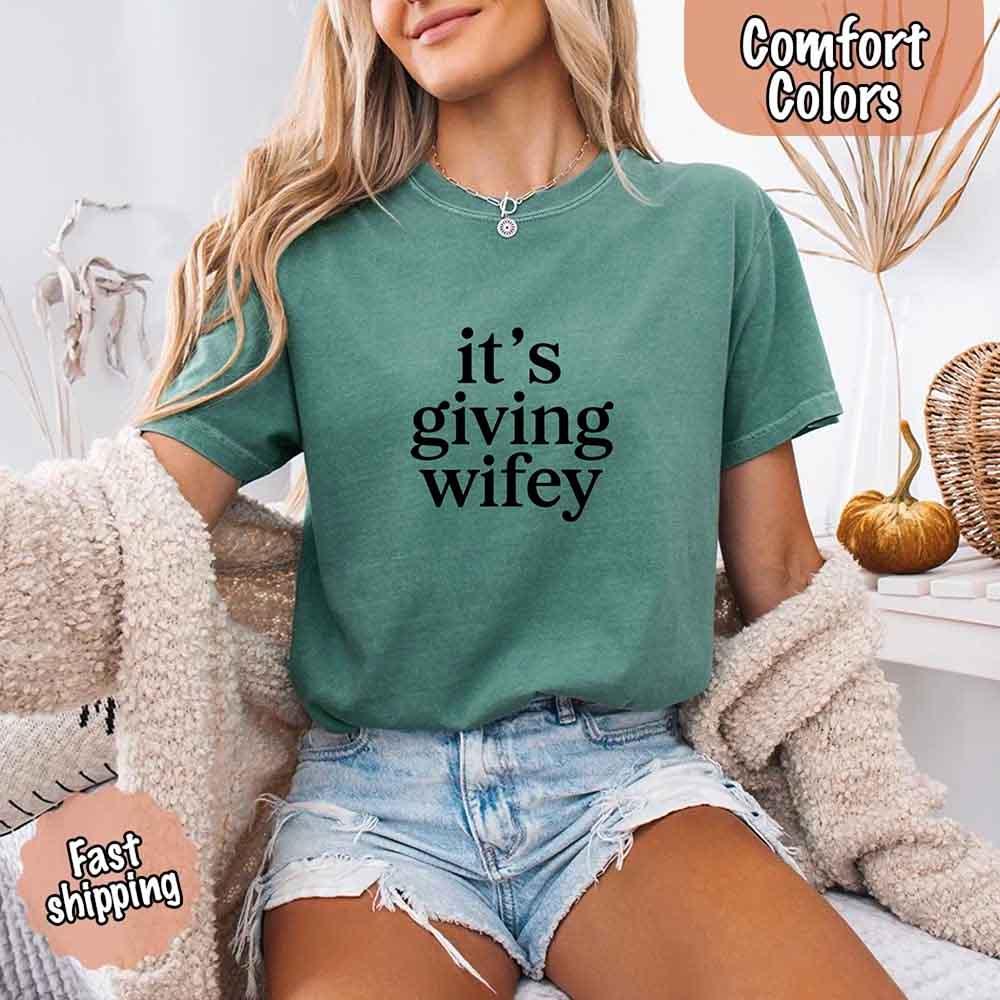 It’s Giving Wifey Tee
