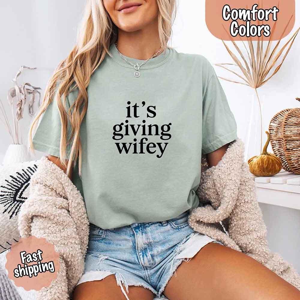 It’s Giving Wifey Tee
