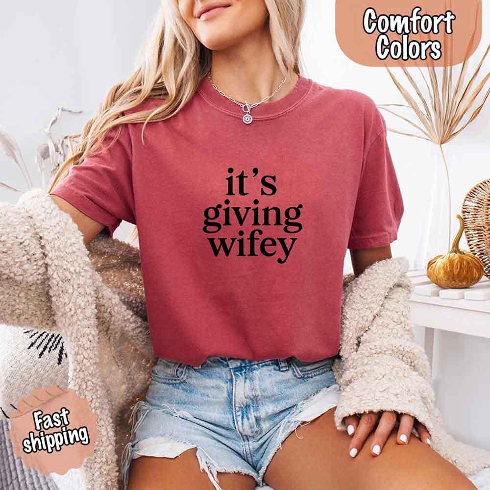 It’s Giving Wifey Tee