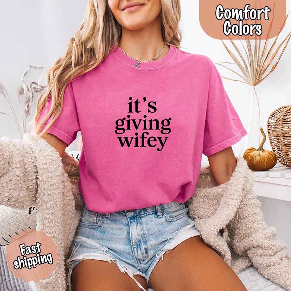 It’s Giving Wifey Tee