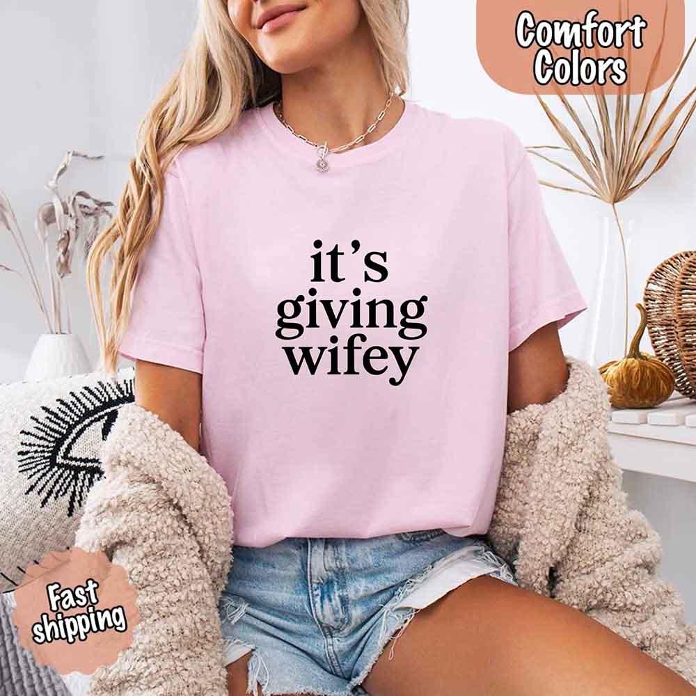 It’s Giving Wifey Tee