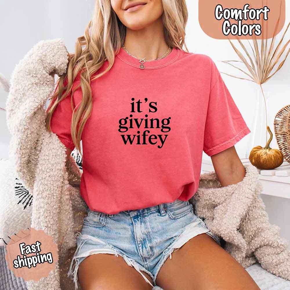 It’s Giving Wifey Tee