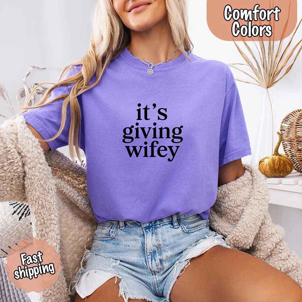 It’s Giving Wifey Tee