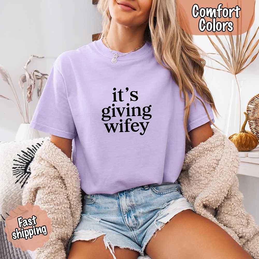 It’s Giving Wifey Tee