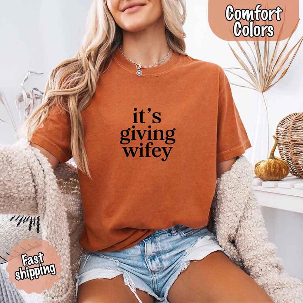It’s Giving Wifey Tee