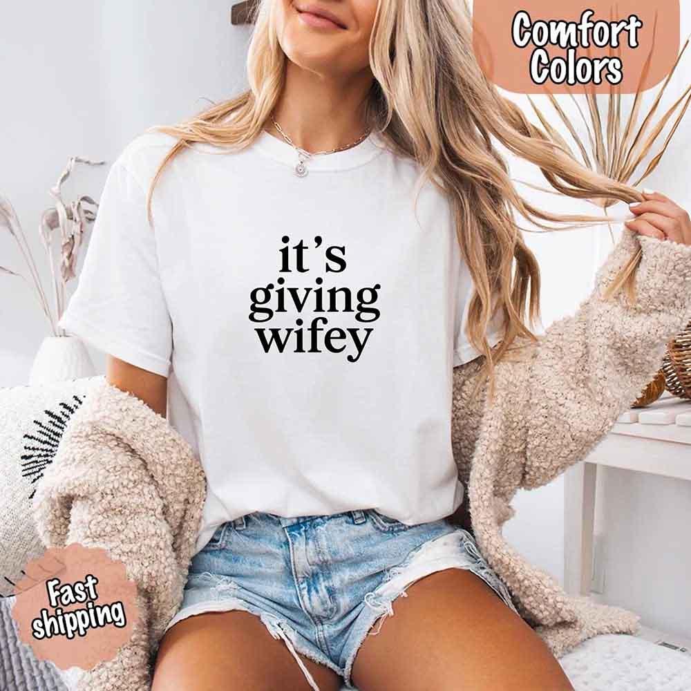 It’s Giving Wifey Tee