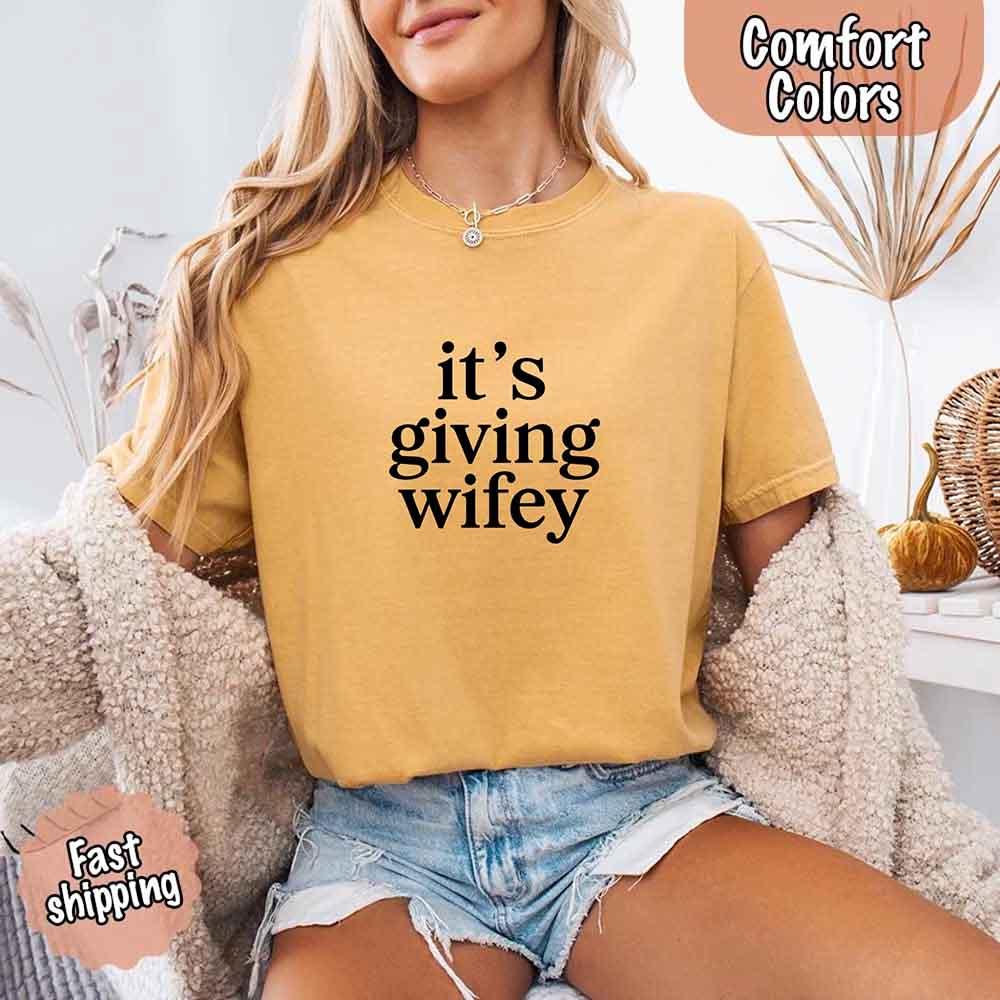 It’s Giving Wifey Tee